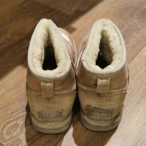 golden croc patterned ugg - Picture 3 of 5